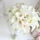 La sposa tiene una simulazione calla lily fiore bouquet damigelle fiore fiore ragazza mano - Pagina 1