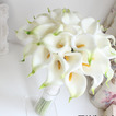 La sposa tiene una simulazione calla lily fiore bouquet damigelle fiore fiore ragazza mano