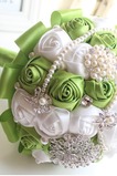 Nuova sposa di frutta fresca fatta a mano verde che tengono i fiori