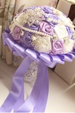 Le rose del mazzo viola tema matrimonio sposa diamante perla mano prendere fiori