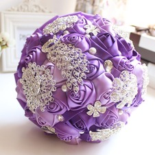 Viola diamante perla nozze sposa foto layout decorazione creativa che tengono i fiori