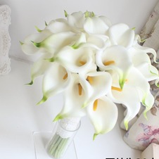 La sposa tiene una simulazione calla lily fiore bouquet damigelle fiore fiore ragazza mano
