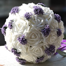 Bouquet da sposa bianco di che tiene un regalo di nozze bouquet pura simulazione manuale