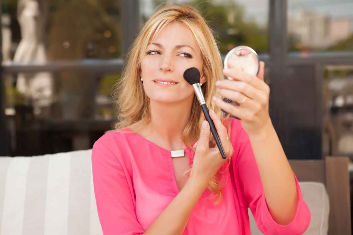 donna che si trucca