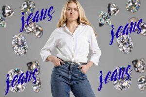 donna che indossa i jeans